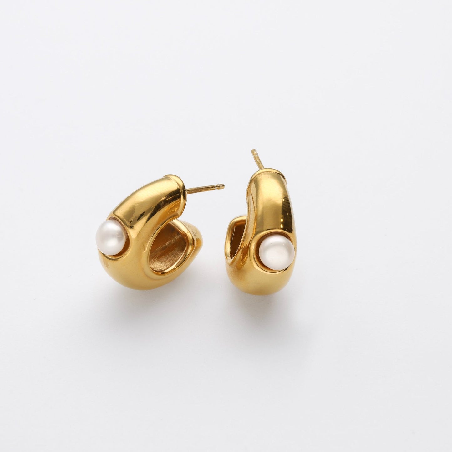 Pendientes de aro grueso de 20 mm con perla central. Cierre de tuerca a presión para un ajuste seguro. Fabricados en plata de ley y baño de oro de 18K  de Bendita Eva