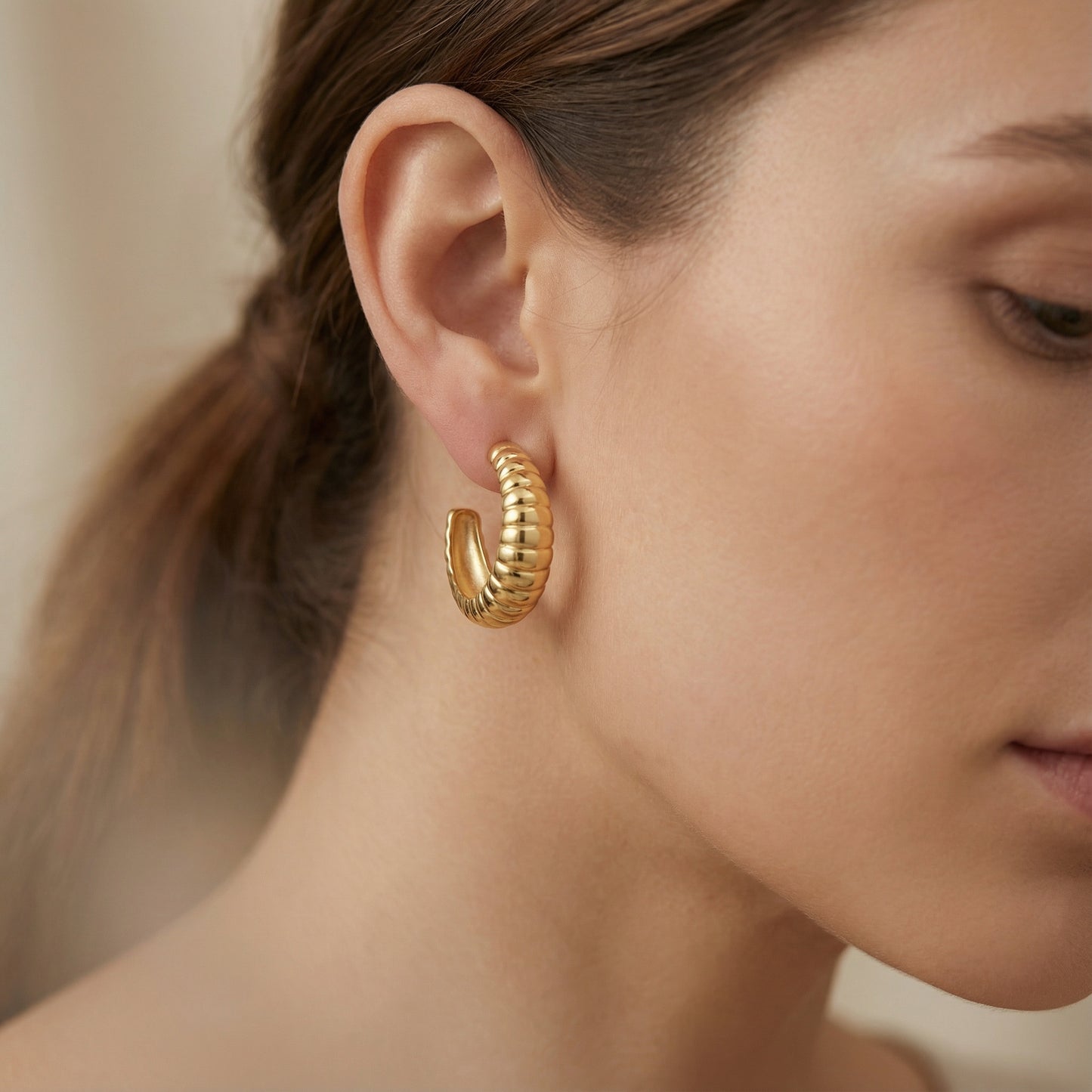 Pendientes aro Donut de 30 mm lucidos en modelo, de plata de ley bañada en oro 18K, diseño elegante y cómodo con cierre de tuerca, joya artesanal  de Bendita Eva