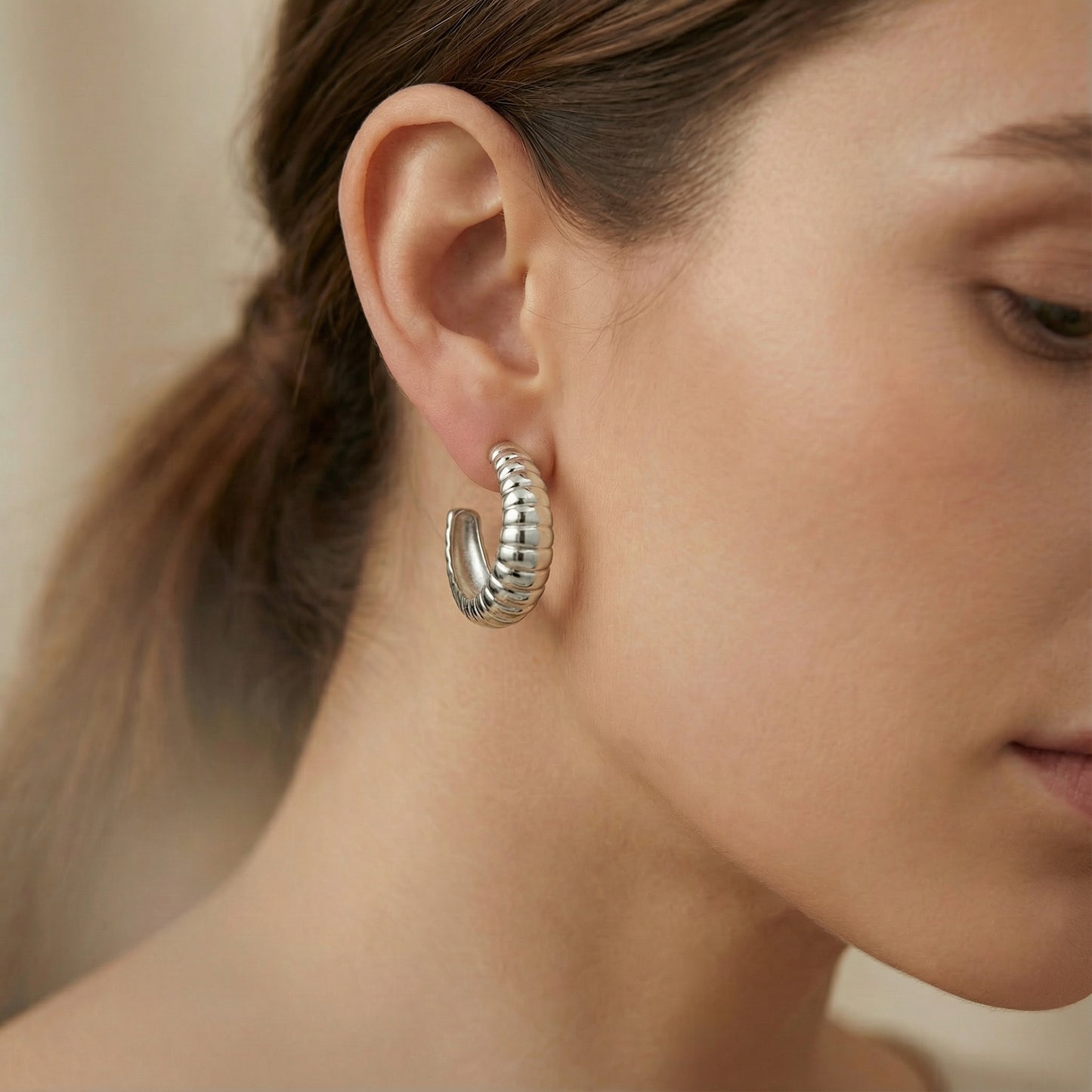 Pendientes aro Donut de 30 mm lucidos en modelo, plata de ley 925, diseño ligero y elegante con cierre de tuerca, joya artesanal española Bendita Eva