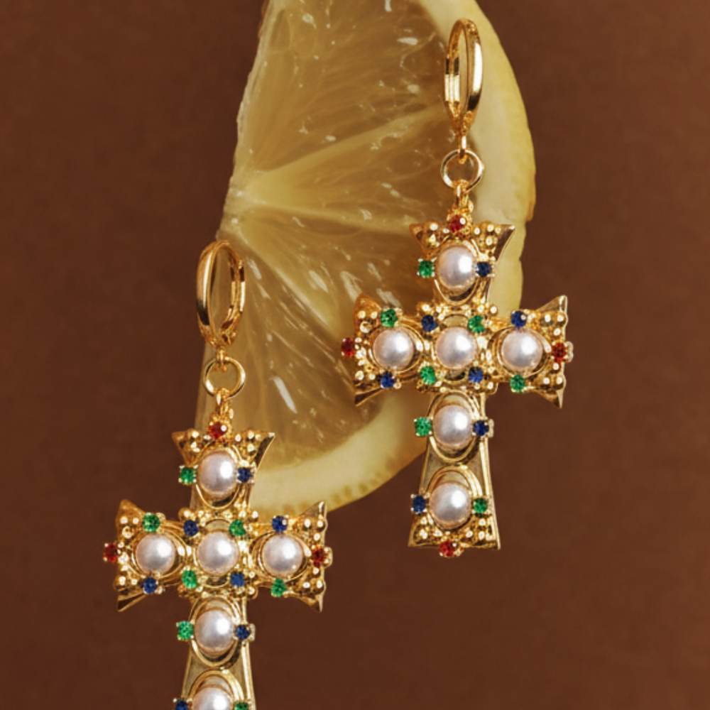 Pendientes cruz con perlas Bendita Eva | Joyas bañadas en oro 18K con perlas, hechas en España. Diseño femenino, simbólico y artesanal. Pendientes para regalar.