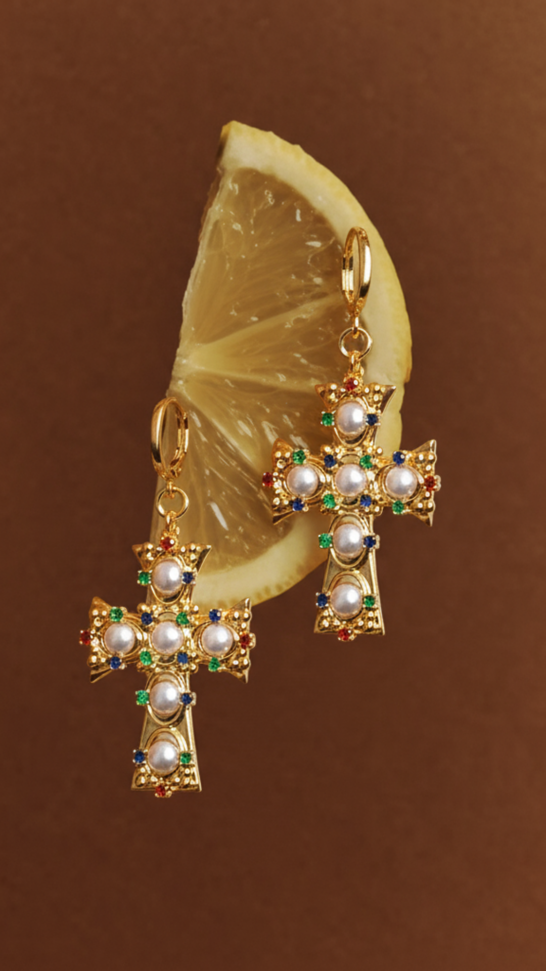 Pendientes cruz con perlas Bendita Eva | Joyas bañadas en oro 18K con perlas, hechas en España. Diseño femenino, simbólico y artesanal. Pendientes para regalar.