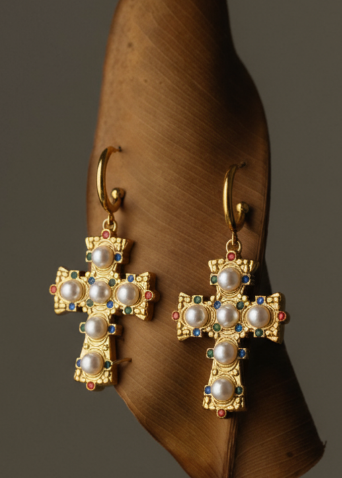 
                      
                        Pendientes cruz con perlas Bendita Eva | Joyas de plata bañadas en oro 18K con diseño simbólico y artesanal, creadas en España para mujeres auténticas. Pendientes para regalar. Joyas
                      
                    