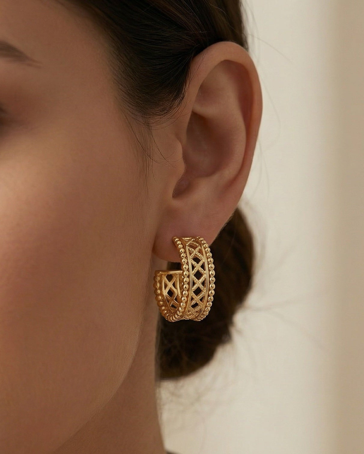 Pendientes de filigrana artesanal en plata 925 con baño de oro 18K lucidos en modelo, 20 mm, elegantes y exclusivos, ideales para ocasiones especiales de Bendita Eva
