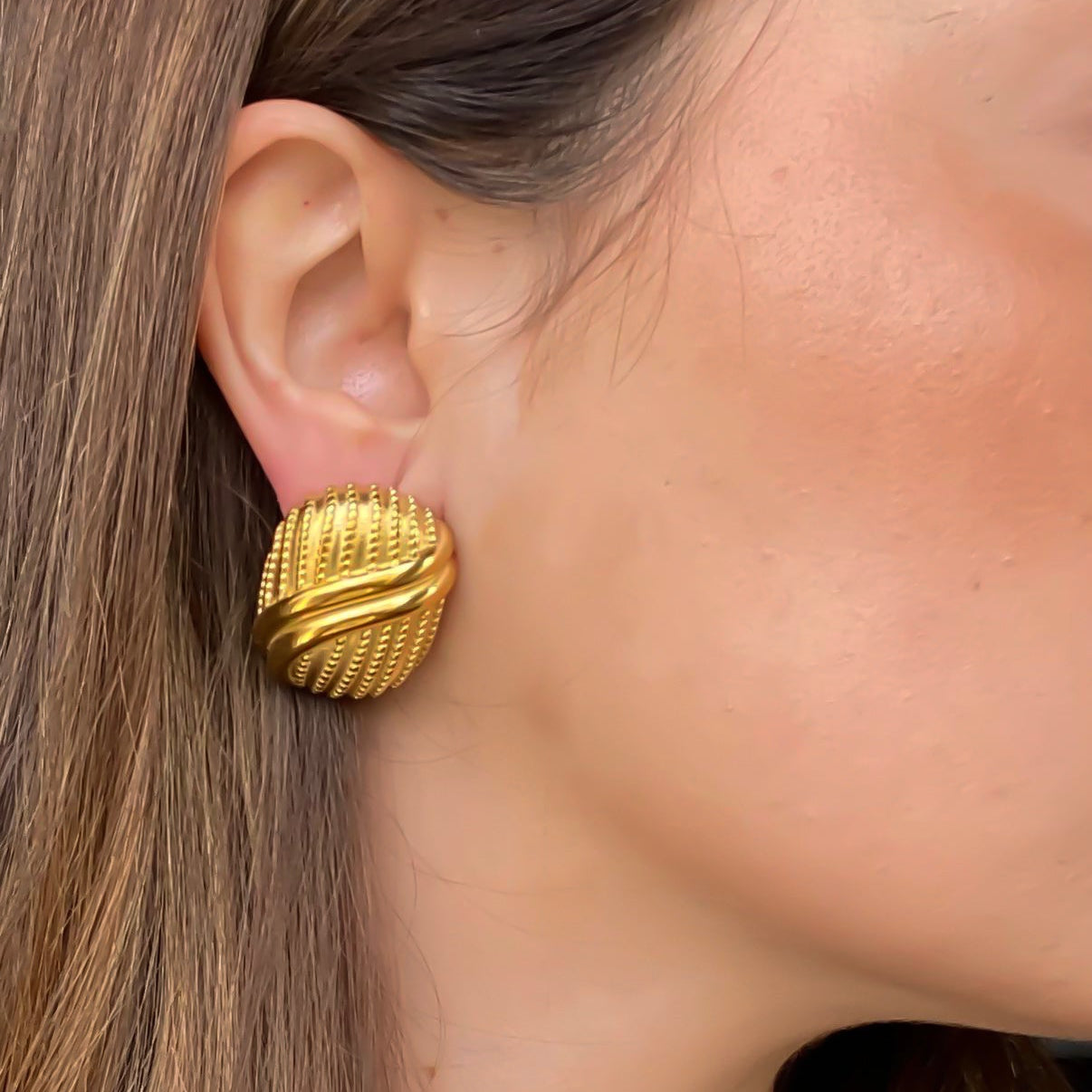 Pendientes ovalados XL de Bendita Eva, vista lateral mostrando volumen y textura. Acero hipoalergénico bañado en oro 18K, tamaño 30x24 mm.