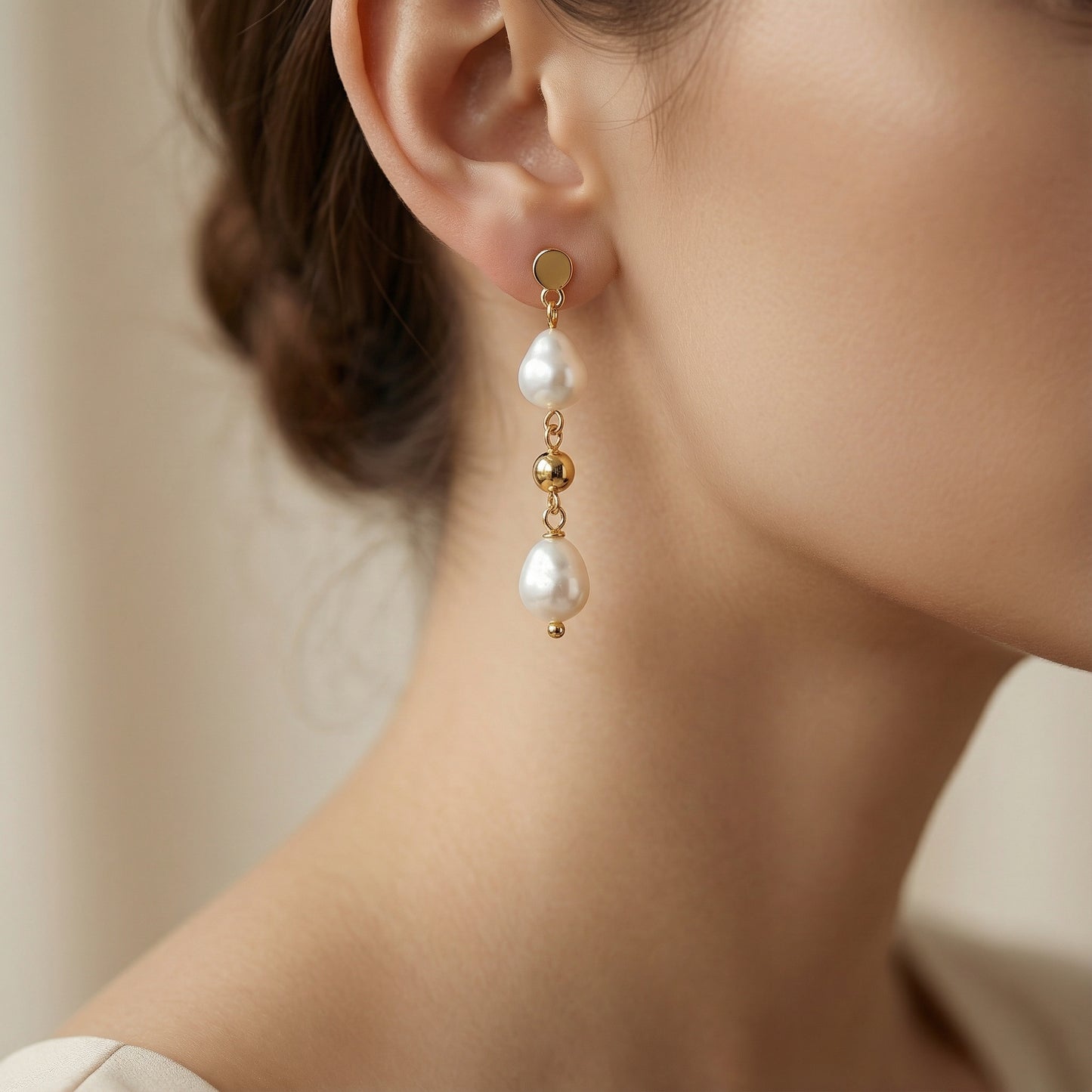 Pendientes con perlas naturales lucidos en modelo, 30 mm, cierre de tuerca, plata de ley bañada en oro 18K, joya artesanal española elegante de Bendita Eva