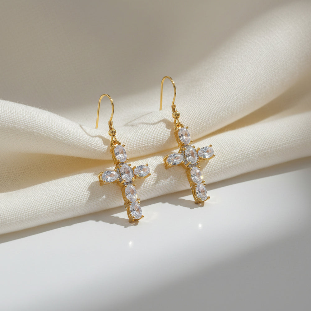 pendientes en forma de cruz están fabricados en acero y bañados en oro de 18K-Bendita Eva