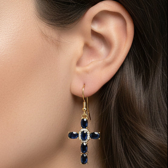 
                      
                         pendientes de acero y baño de oro de 18K en forma de cruz con circonitas negras de Bendita Eva
                      
                    