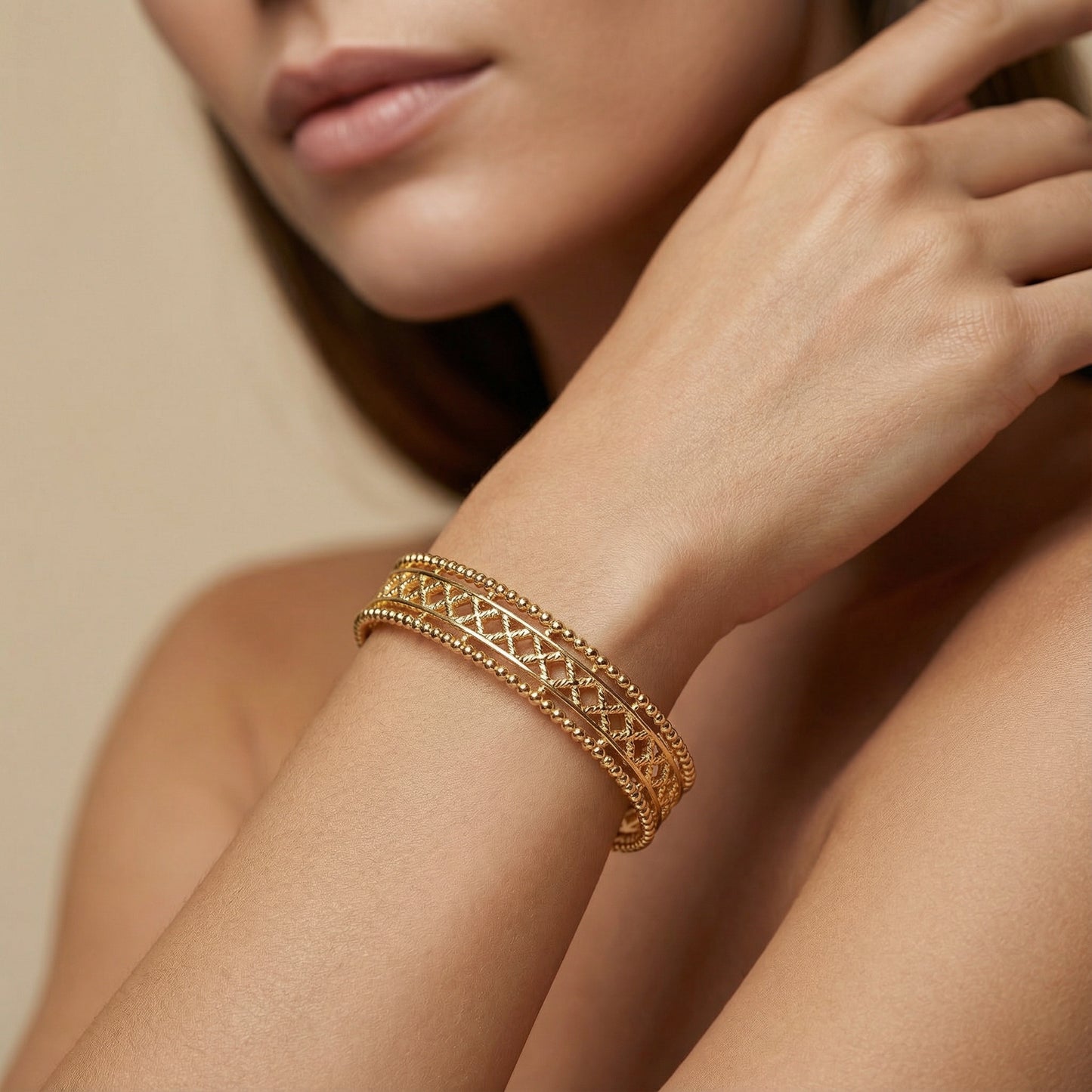 Pulsera filigrana artesanal en plata de ley 925 con baño de oro 18K lucida en modelo, hecha a mano con alma, diseño elegante, ligero y versátil, perfecta para looks diarios o eventos especiales de Bendita Eva