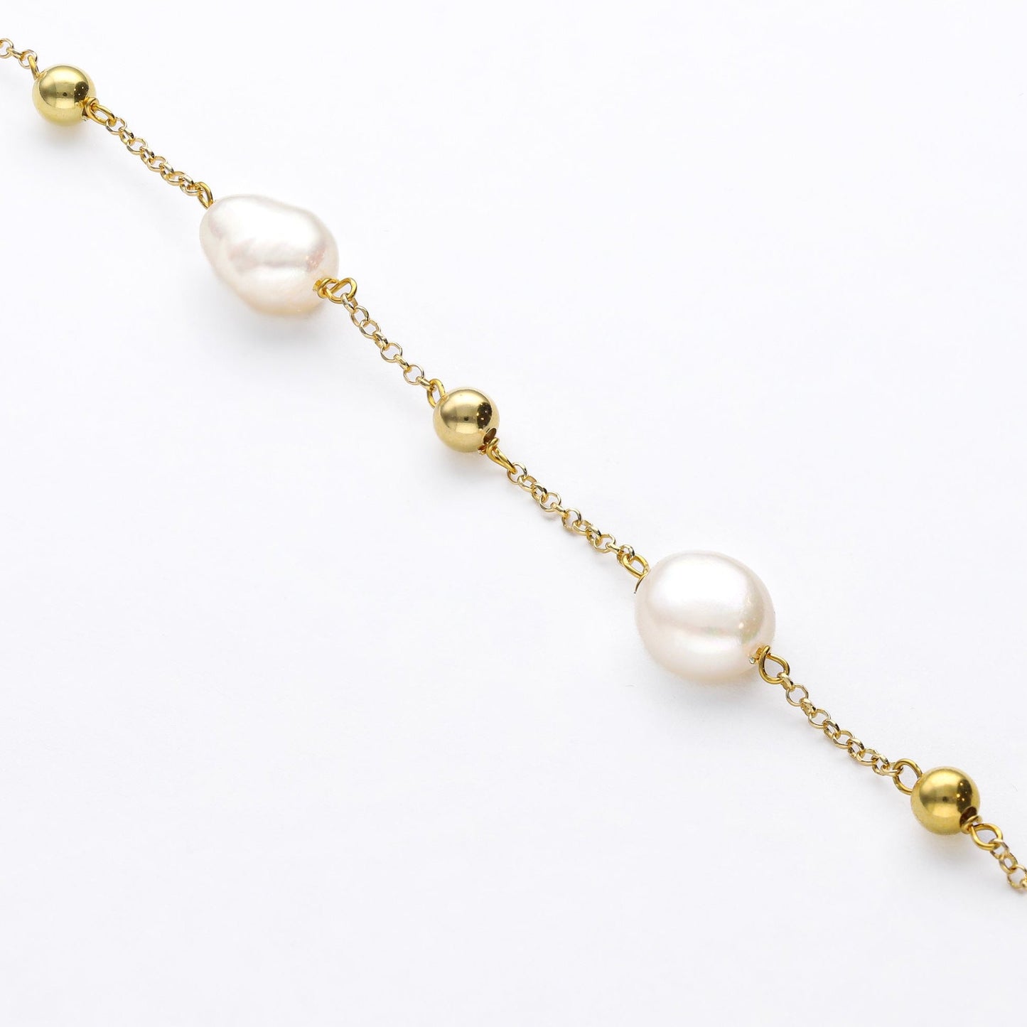 Detalle de la Pulsera Grace de Bendita Eva, mostrando las cinco perlas naturales y las bolitas doradas con acabado impecable.