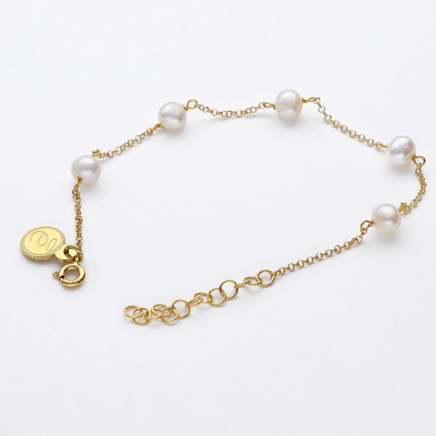 Vista lateral de la Pulsera Monique ajustable hasta 19 cm con perlas naturales de Bendita Eva.