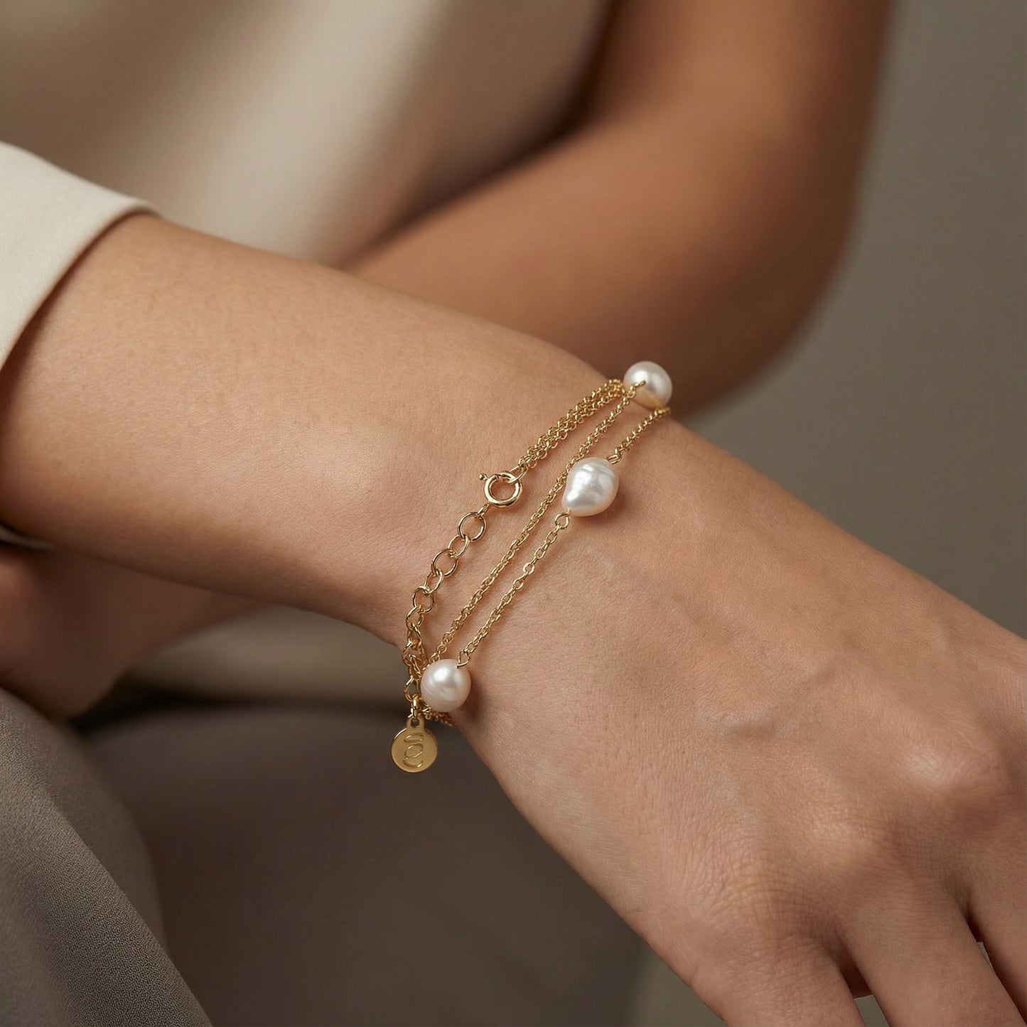 Pulsera triple cadena con tres perlas naturales lucida en modelo, plata de ley bañada en oro 18K, joya artesanal española elegante de Bendita Eva