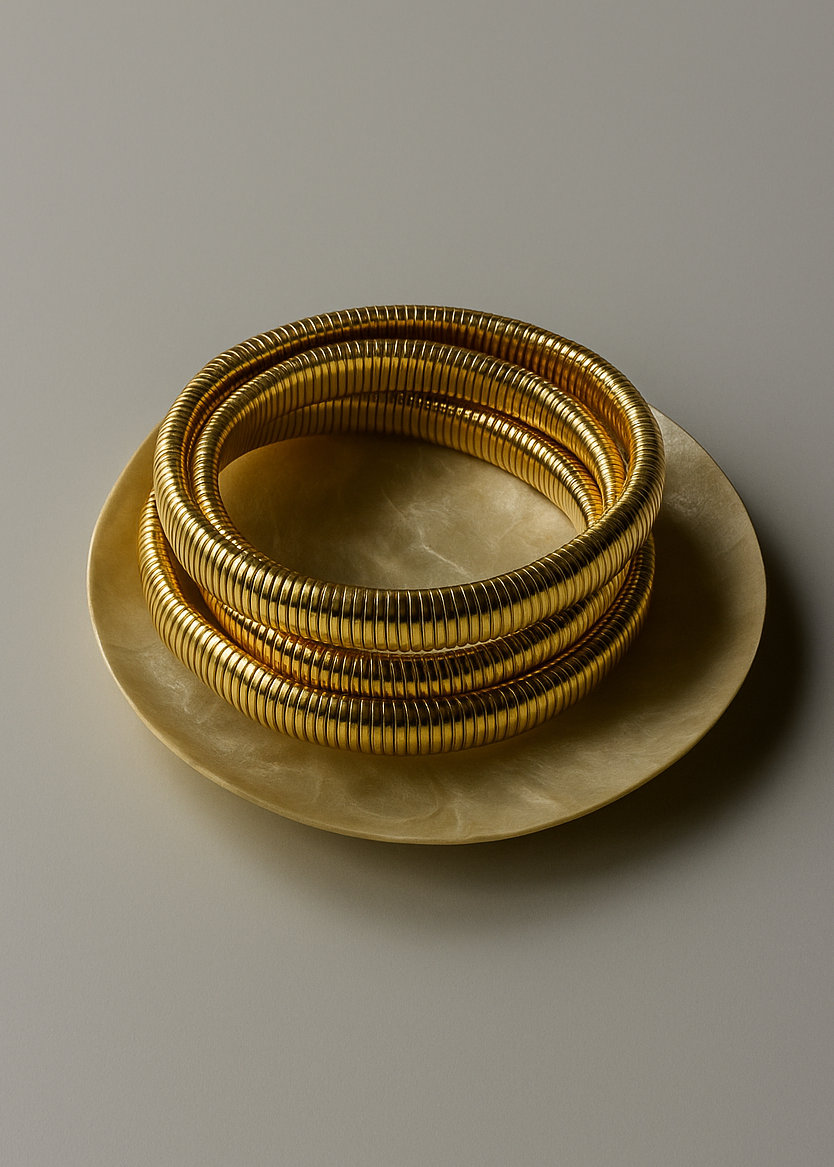 Pulseras doradas Bendita Eva | Joyas de oro, plata y acero waterproof hechas en España. Diseño atemporal y femenino para mujeres con estilo. Pulseras para regalar elastivas y grandes.
