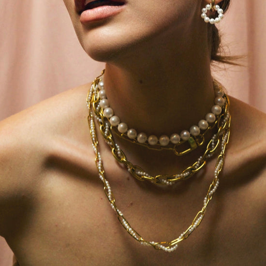 La cadena Basic entrelazada con perlas naturales de 2 mm , una cadena de especial y versátil como nunca la habias visto. Basic Pearl cuenta con eslabones de 7 mm y un cierre mosquetón ajustable de hasta 60 cm.