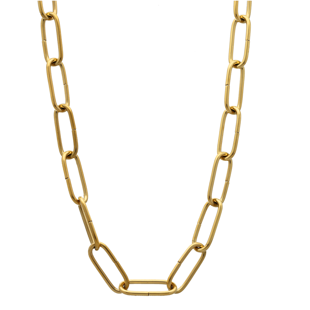 El collar de eslabones sencillos Basic y alargados es una joya especial, sencilla y versátil. La cadena eslabón está fabricada con materiales de alta calidad y bañada en oro de 18 kt , sus eslabones miden 7mm x 18 mm y su cierre ajustable de 60 cm.