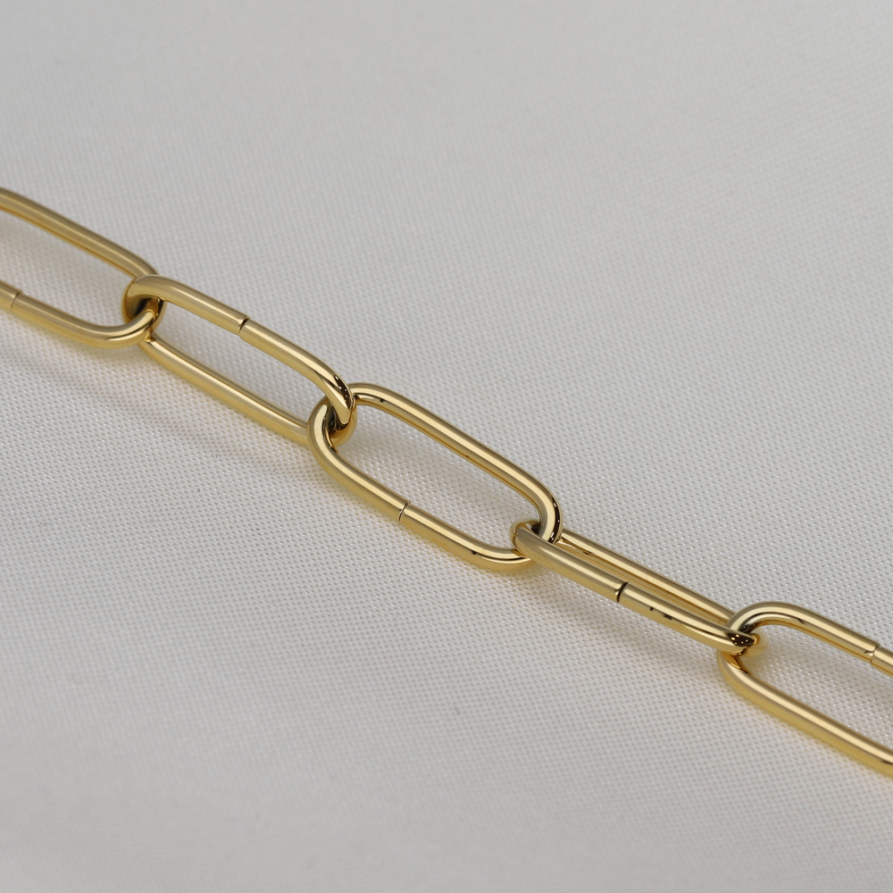 
                      
                        Cuenta con unos eslabones de 10 mm x 4 mm entrelazados entre sí. Esta pieza es resistente al agua , 100% reciclable , hipoalergénica , de fácil mantenimiento , duradera y muy resistente. 
                      
                    
