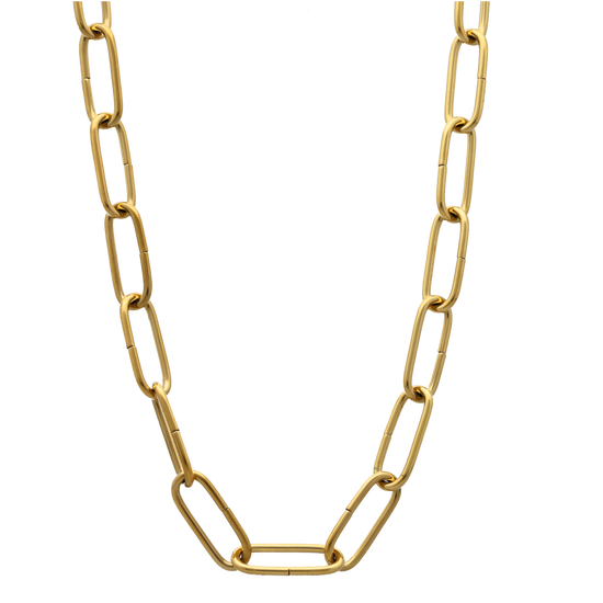 El collar de eslabones sencillos Basic y alargados es una joya especial, sencilla y versátil. La cadena eslabón está fabricada con materiales de alta calidad y bañada en oro de 18 kt , sus eslabones miden 7mm x 18 mm y su cierre ajustable de 60 cm.