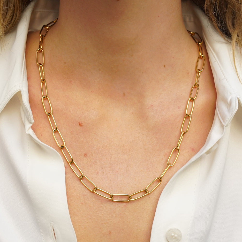
                      
                        El collar de eslabones sencillos Basic y alargados es una joya especial, sencilla y versátil. La cadena eslabón está fabricada con materiales de alta calidad y bañada en oro de 18 kt , sus eslabones miden 7mm x 18 mm y su cierre ajustable de 60 cm.
                      
                    