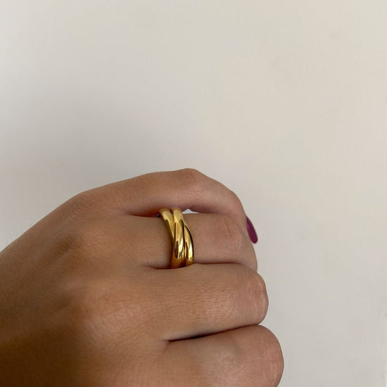 Trinity es un anillo con un diseño triple entrelazado que simboliza los 3 sentimientos fundamentales : el amor , la fidelidad y la amistad. Un anillo con un grosor de 3,5 mm sofisticado y atrevido.