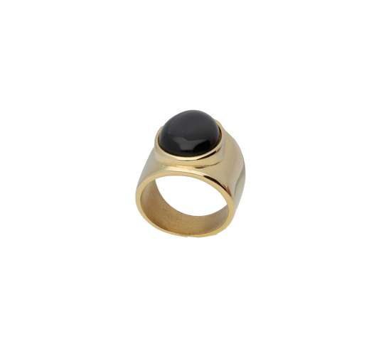 El anillo Onix tiene una piedra natural ónix ovalada de 16 mm en el centro de la joya. El anillo Onix está fabricado con materiales de alta calidad y bañado en oro de 18 kt. Joya Waterproof