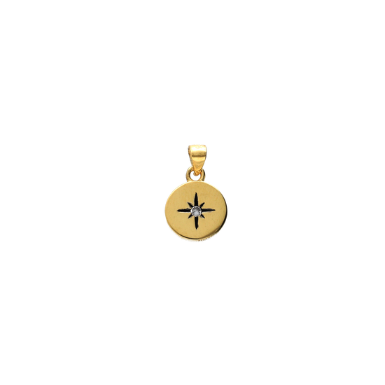Nuestro Charm de plata Polaris simboliza esta estrella guía. Este charm de plata está bañado en oro de alta calidad  con toda la garantía de calidad de Bendita Eva y tiene una circonita blanca en el centro.