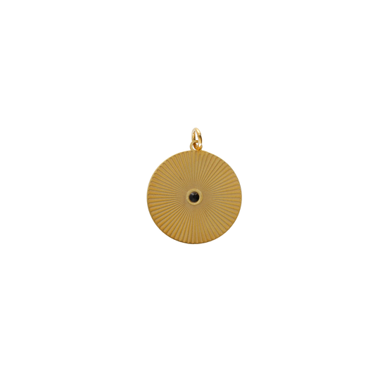 El Charm Sol Protector es una joya de Plata de Ley 925 con un baño de oro de 18 a 23,5 kt de alta calidad  y cuenta con una circonita negra en el centro.