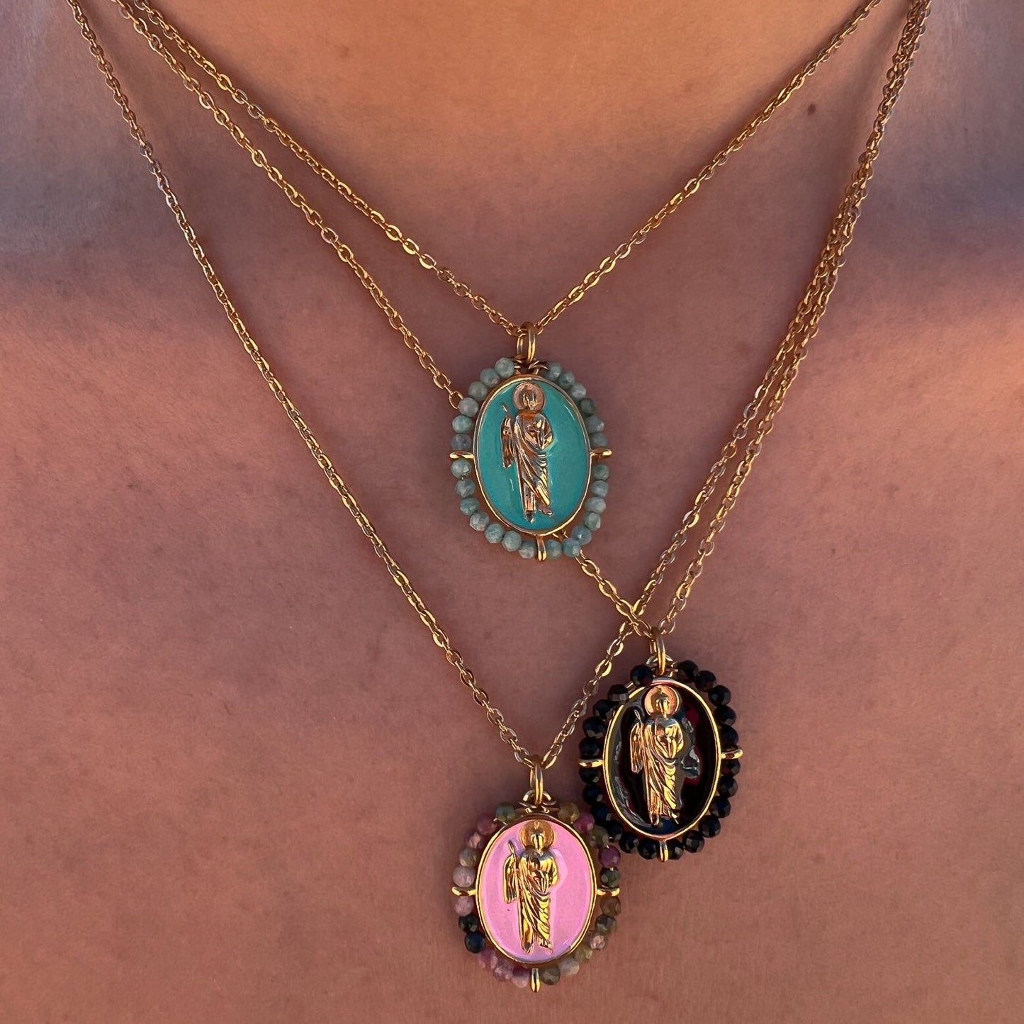 Colgante San Judas Tadeo con amazonita lucido en modelo layering, mostrando su versatilidad y estilo espiritual. Hecho artesanalmente por Bendita Eva.