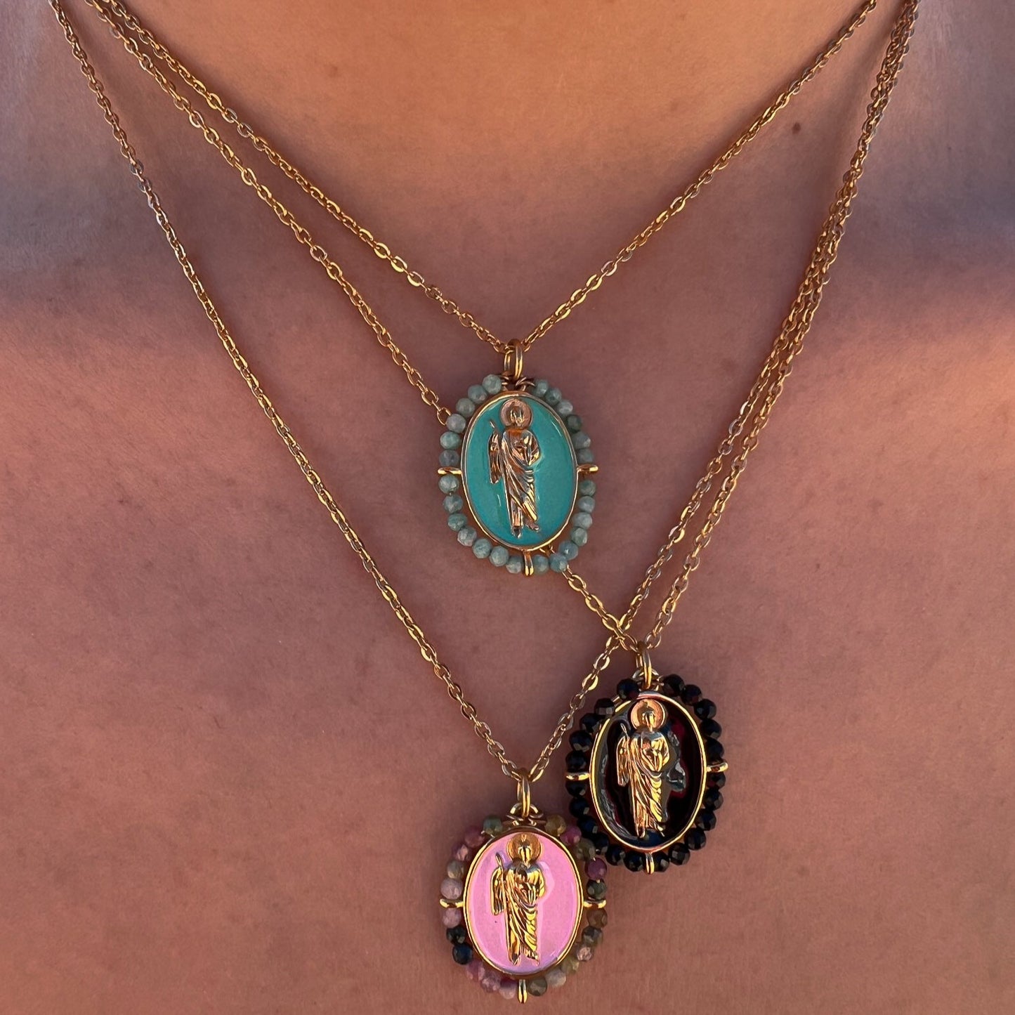 Colgante San Judas Tadeo con ónix lucido en modelo layering, mostrando su versatilidad y estilo espiritual. Hecho artesanalmente por Bendita Eva.