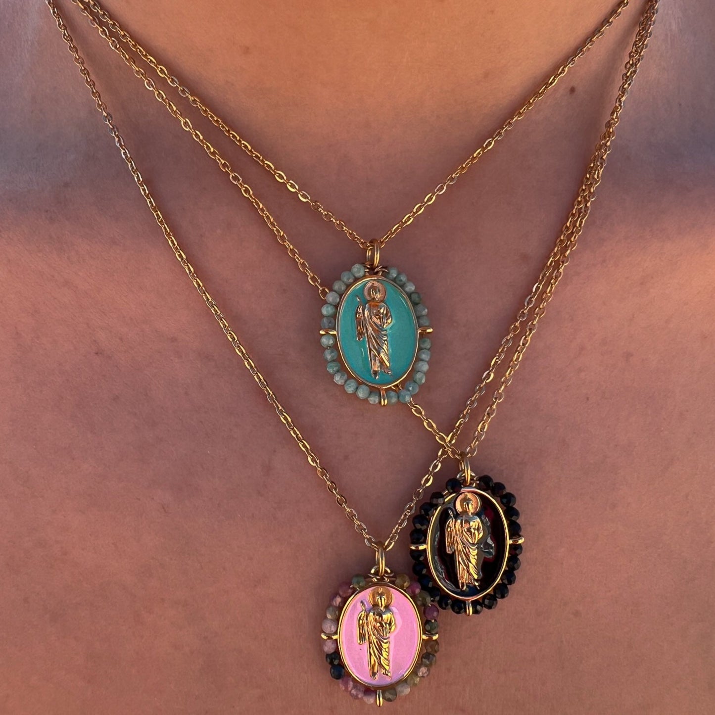 Colgante San Judas Tadeo con turmalina rosa lucido en modelo layering, mostrando su versatilidad y estilo espiritual de Bendita Eva.