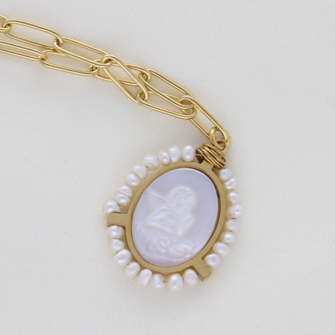 medalla nacarada con un ángel grabado y rodeado de perlas naturales , hacen de este colgante de 23 mm una joya especial y única- Bendita Eva