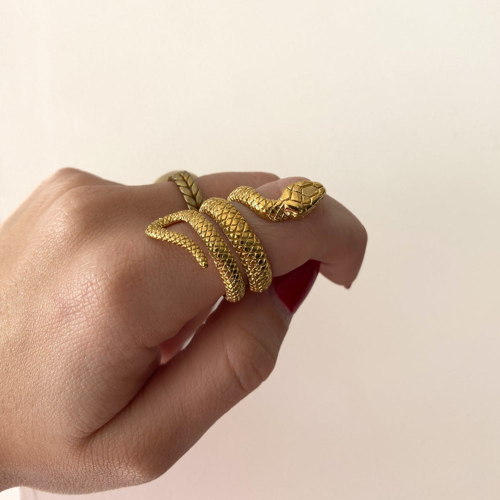 
                      
                        Anillo serpiente diseño XL de acero y baño de oro de 18 kt - Bendita Eva
                      
                    