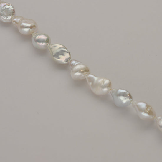 Laden Sie das Bild in den Galerie-Viewer, Kleine barocke Perlenkette aus Silber
