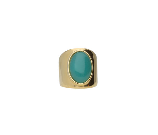 Laden Sie das Bild in den Galerie-Viewer, Anillo con una piedra natural Calcedonia de color verde ovalada de 16 mm. Es waterproof y está fabricado con materiales de alta calidad y bañado en oro de 18 kt.  Joya waterproof
